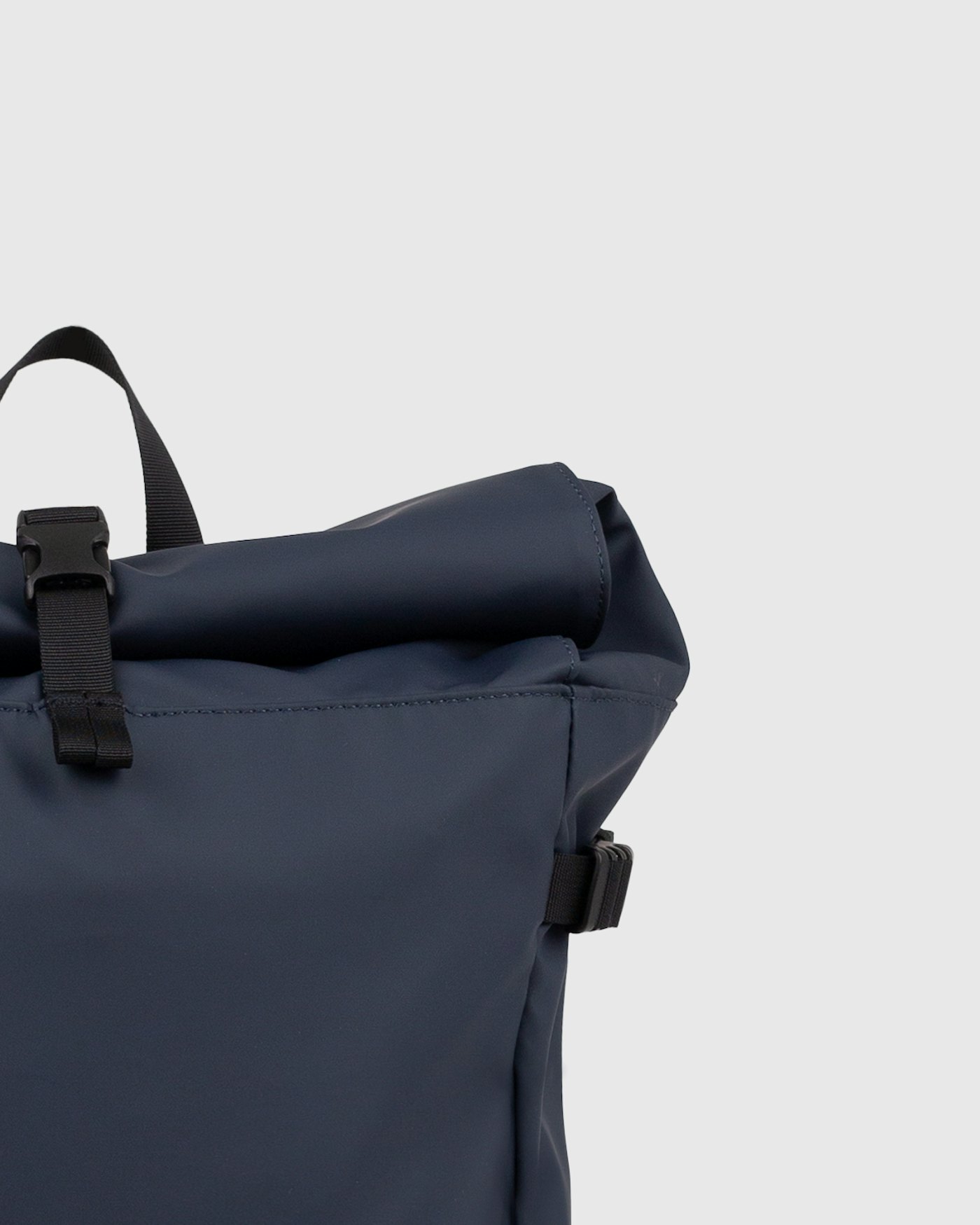 STREAM Slim Rolltop L is in color navy (4 of 5)