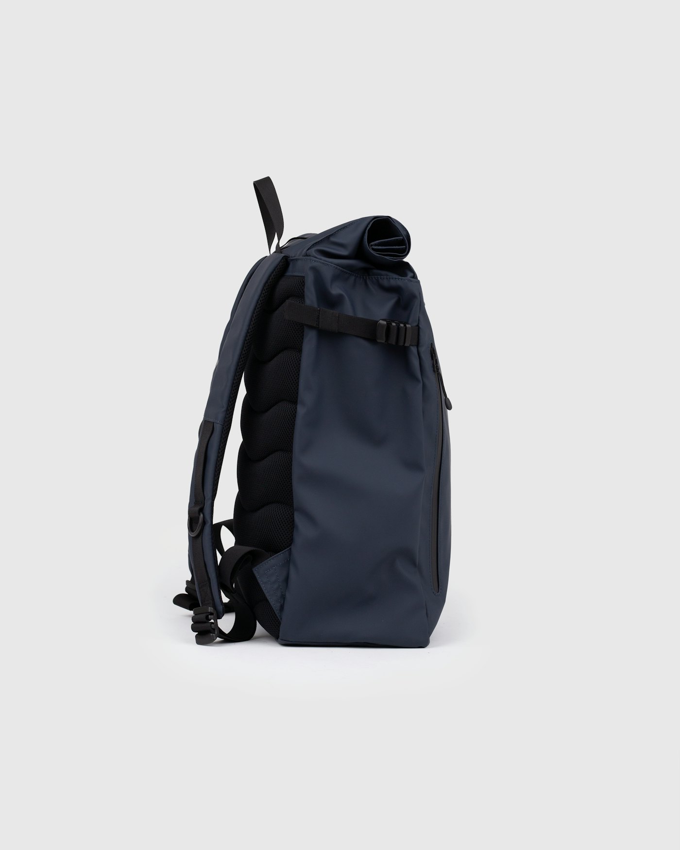 STREAM Slim Rolltop L is in color navy (3 of 5)
