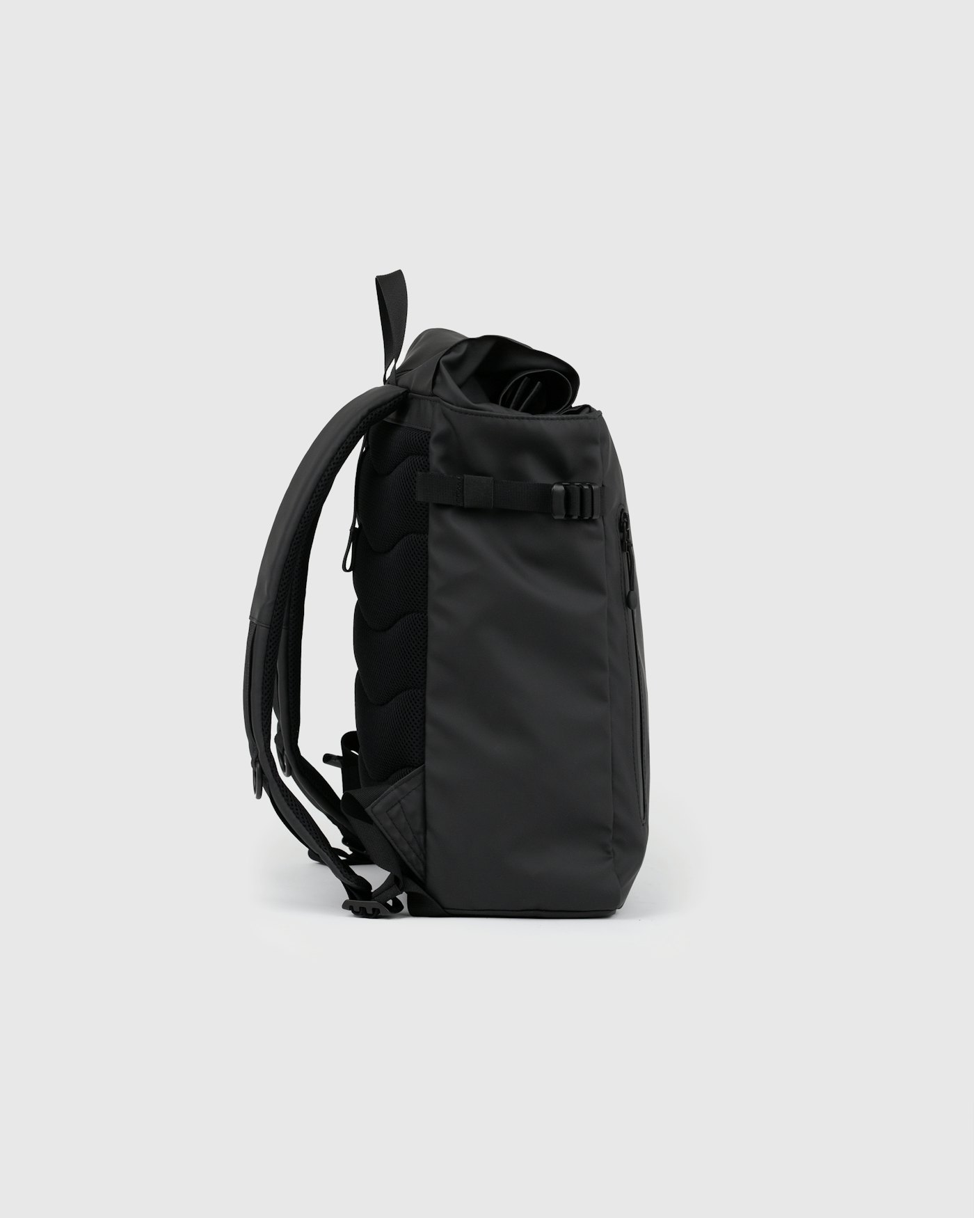 STREAM Slim Rolltop M is in color black (3 of 11)
