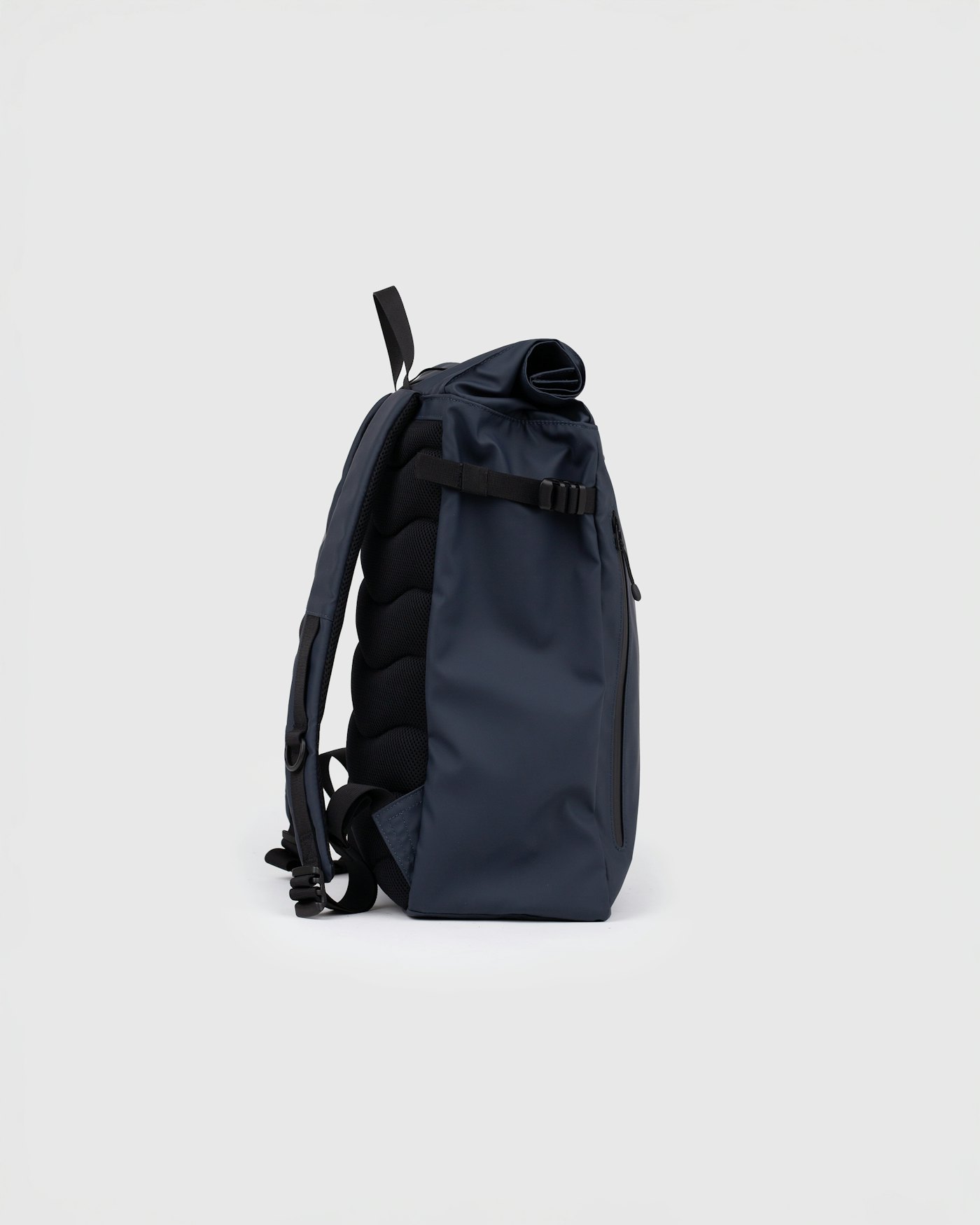 STREAM Slim Rolltop M is in color navy (3 of 5)