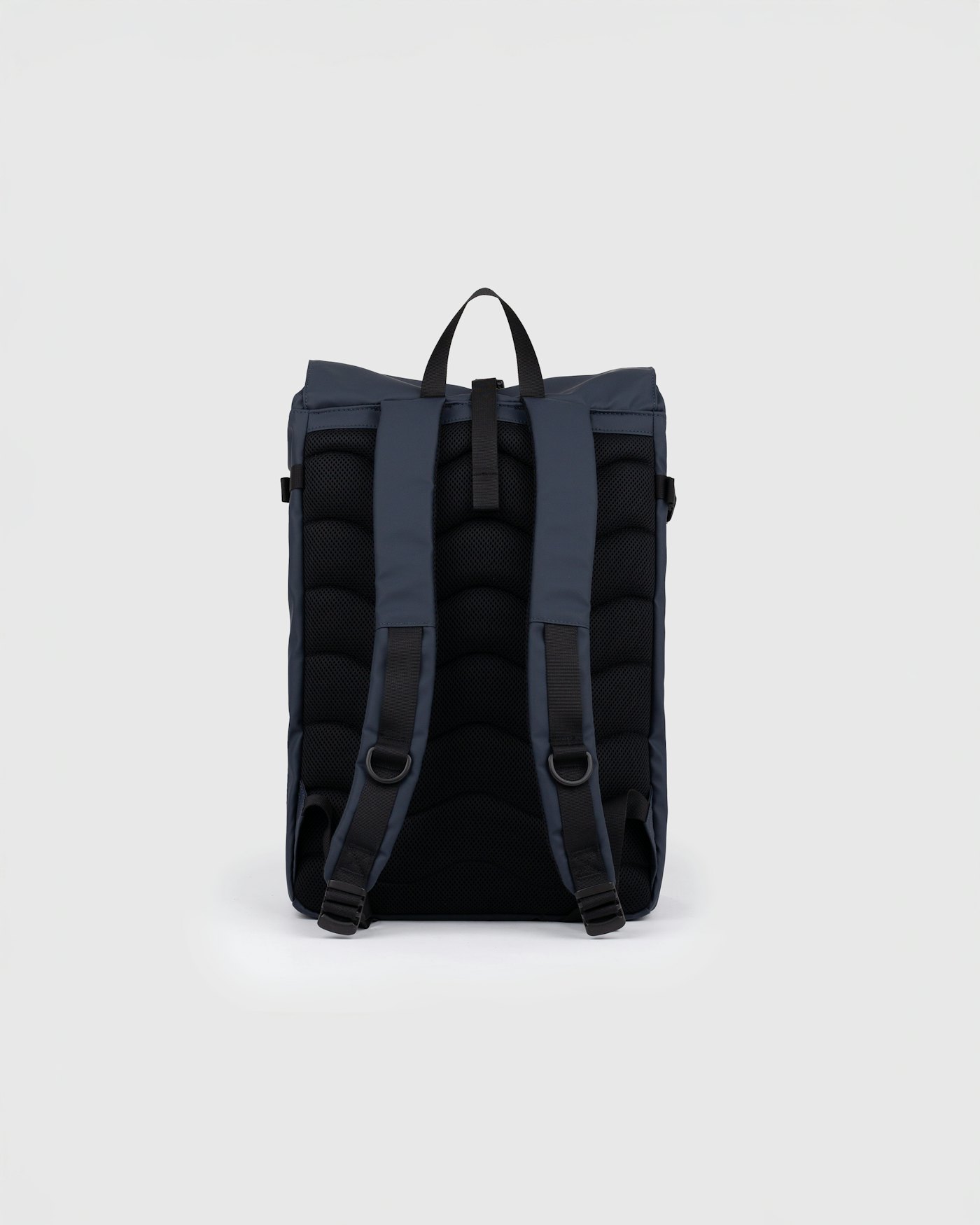 STREAM Slim Rolltop M is in color navy (4 of 5)