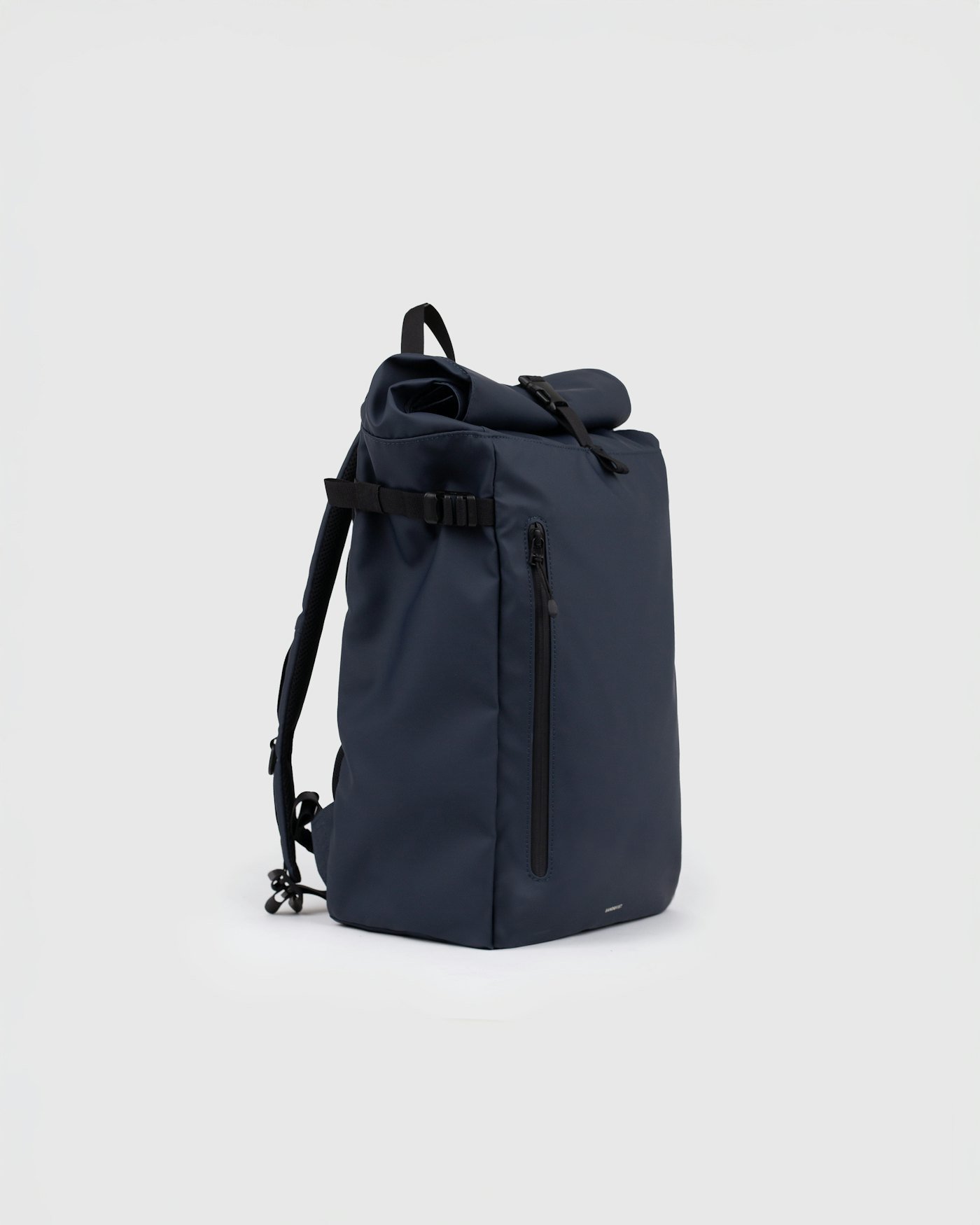 STREAM Slim Rolltop M is in color navy (2 of 5)