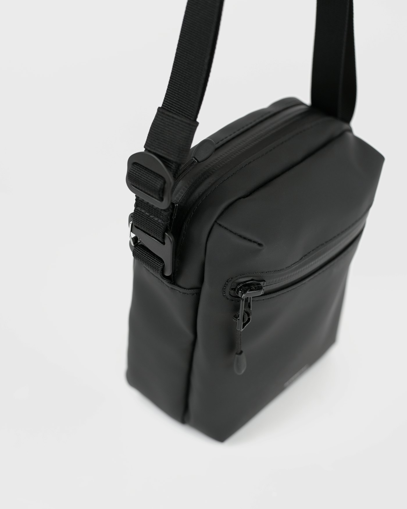 STREAM Shoulder Bag is in color black (4 of 8)