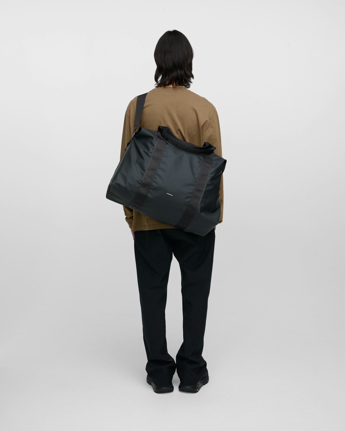 STREAM Weekender Bag is in color black (14 of 15)