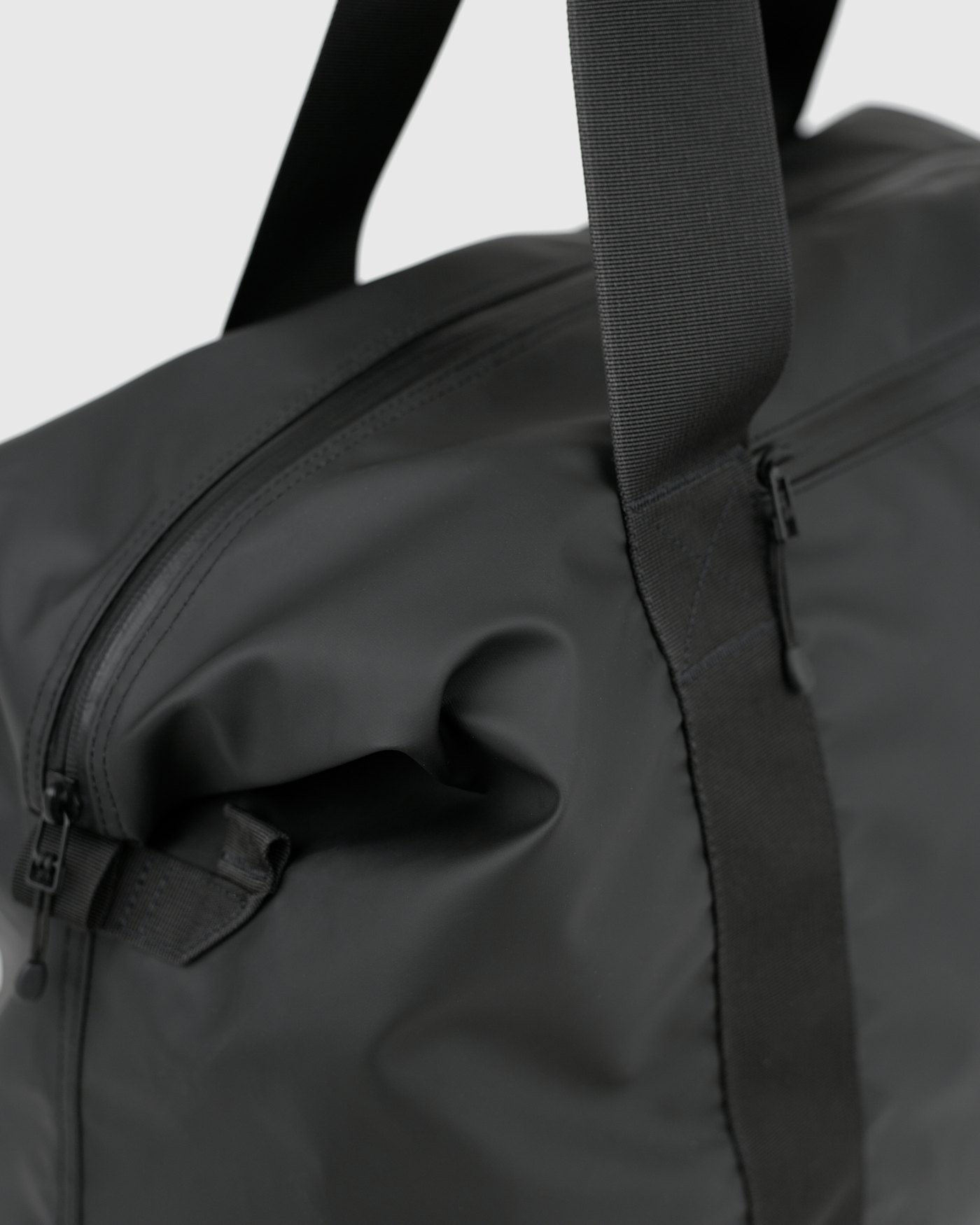 STREAM Weekender Bag is in color black (5 of 15)