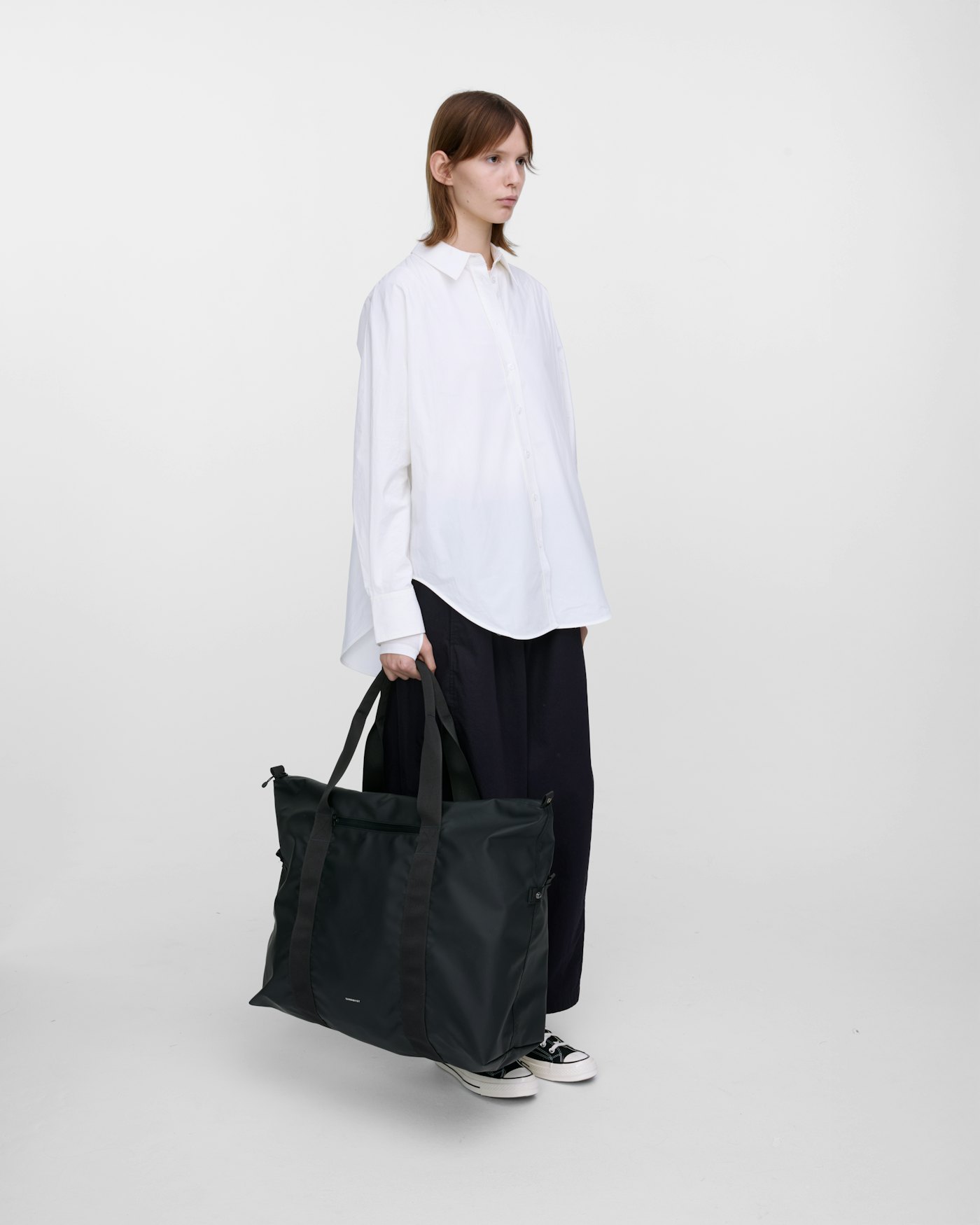 STREAM Weekender Bag is in color black (10 of 15)