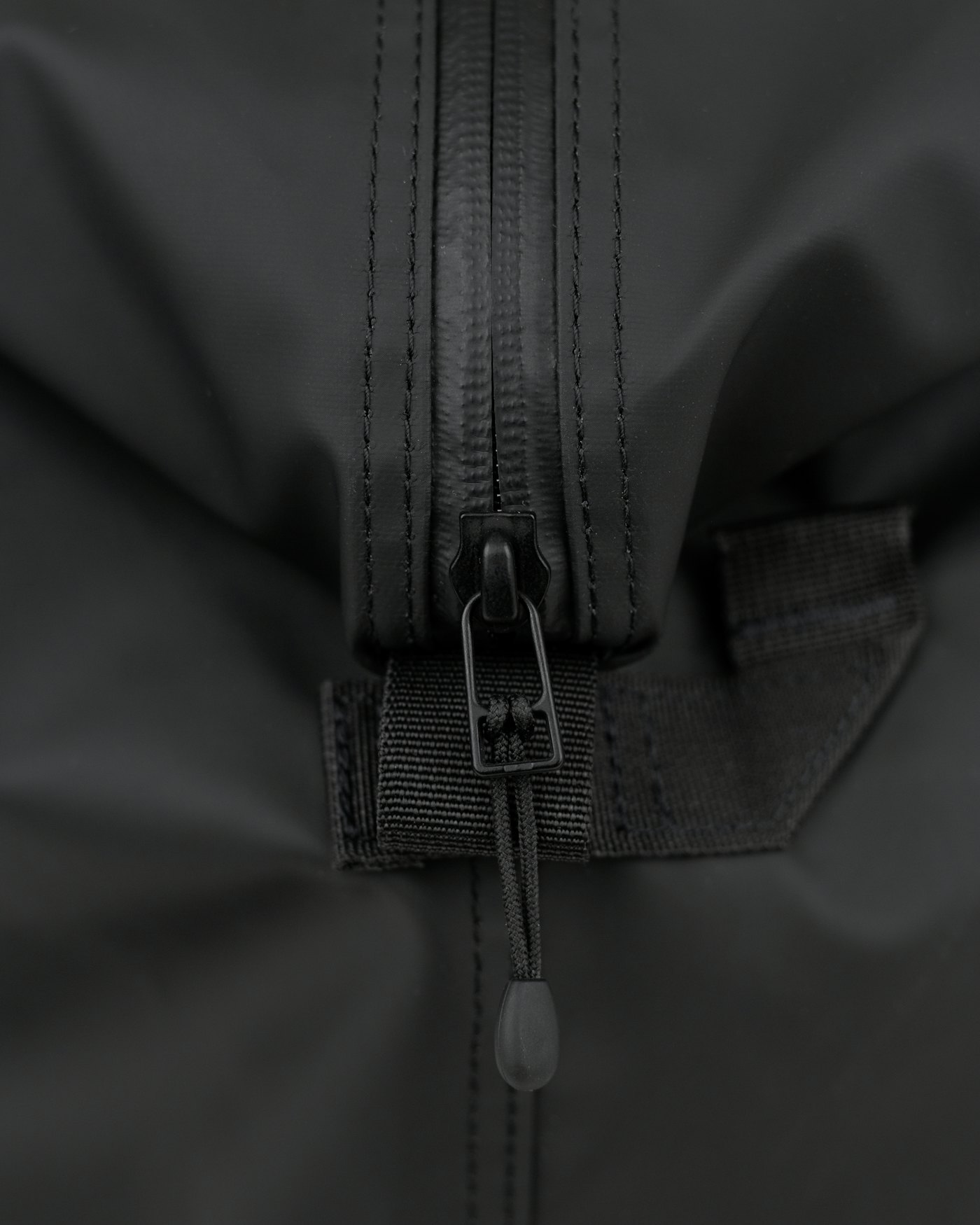 STREAM Weekender Bag is in color black (4 of 15)