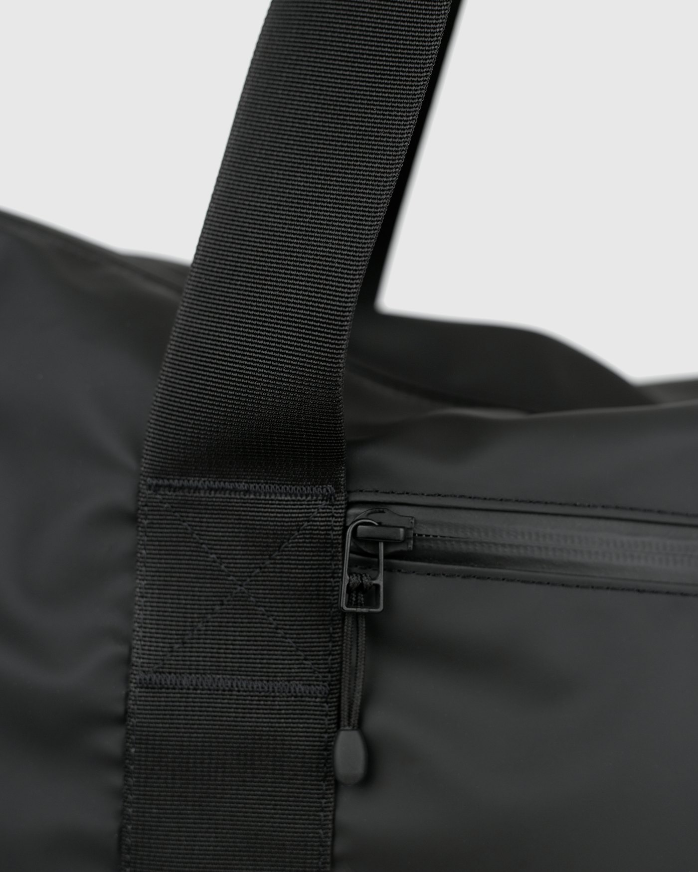STREAM Weekender Bag is in color black (6 of 15)