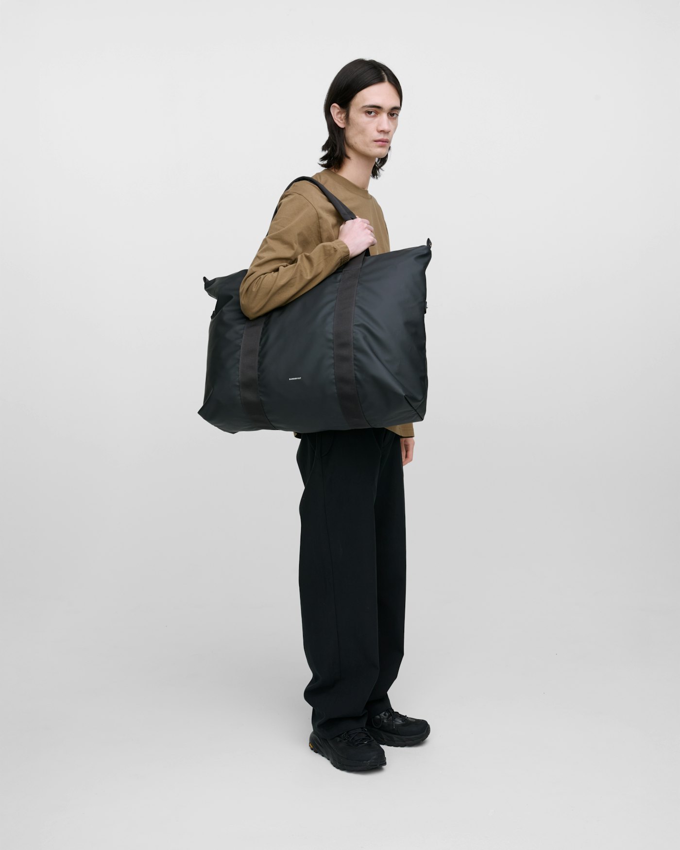 STREAM Weekender Bag is in color black (13 of 15)