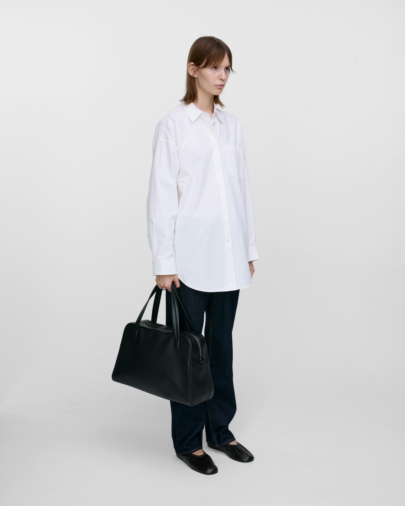 LEATHER Bowling Bag is in color black (7 of 9)