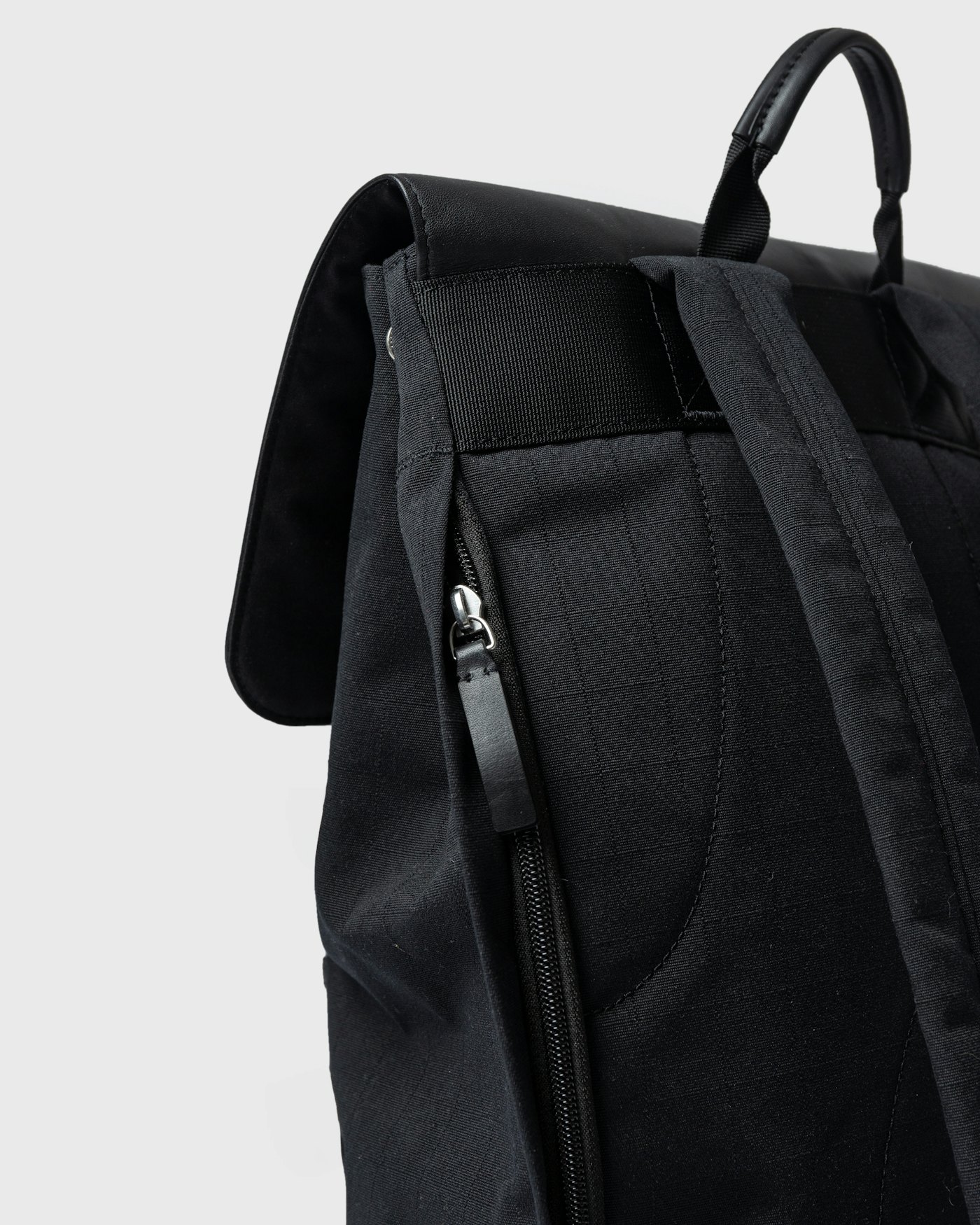 EVERYDAY Lid Backpack L is in color black (4 of 10)