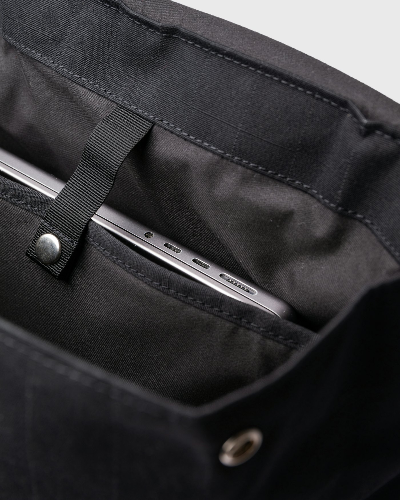 EVERYDAY Lid Backpack L is in color black (6 of 10)