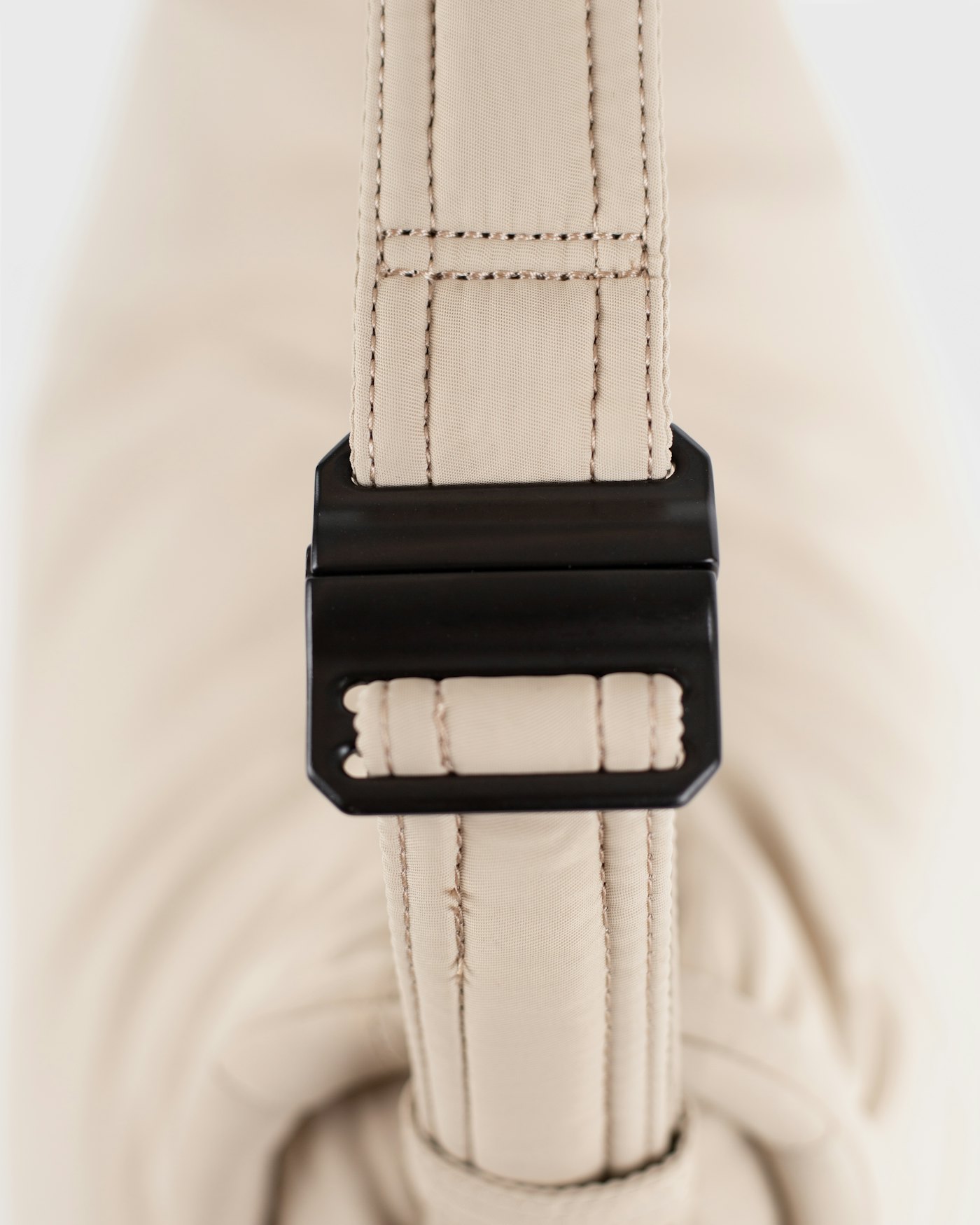 CURVE Half Moon Bag est en couleur beige (5 de 5)