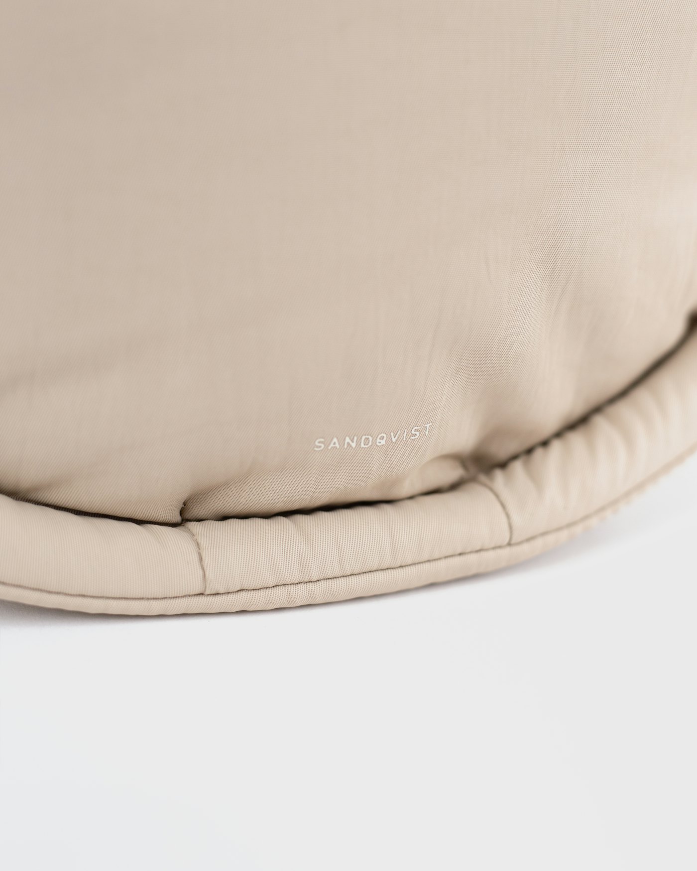 CURVE Half Moon Bag Mini est en couleur beige (5 de 5)