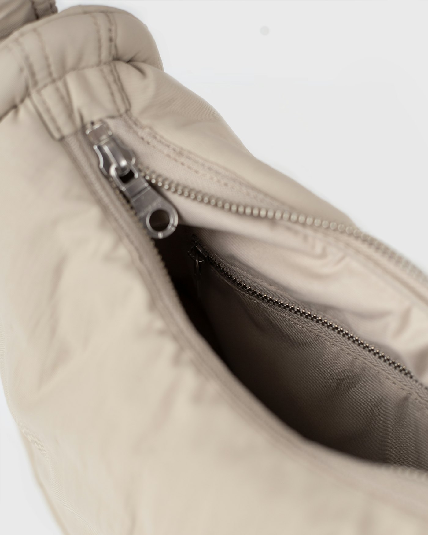 CURVE Half Moon Bag Mini est en couleur beige (4 de 5)