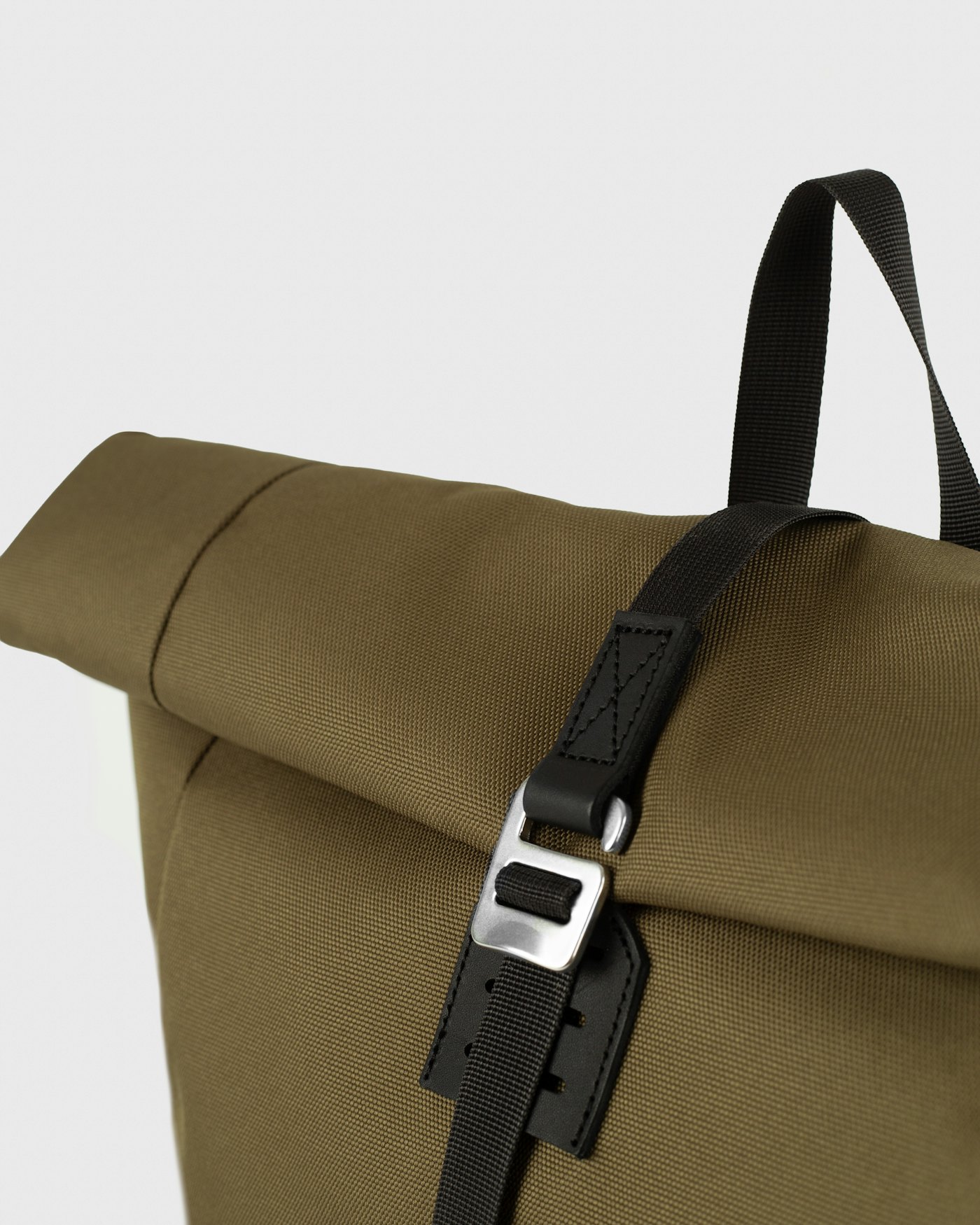 ICON Rolltop Backpack 16" est en couleur olive (5 de 8)
