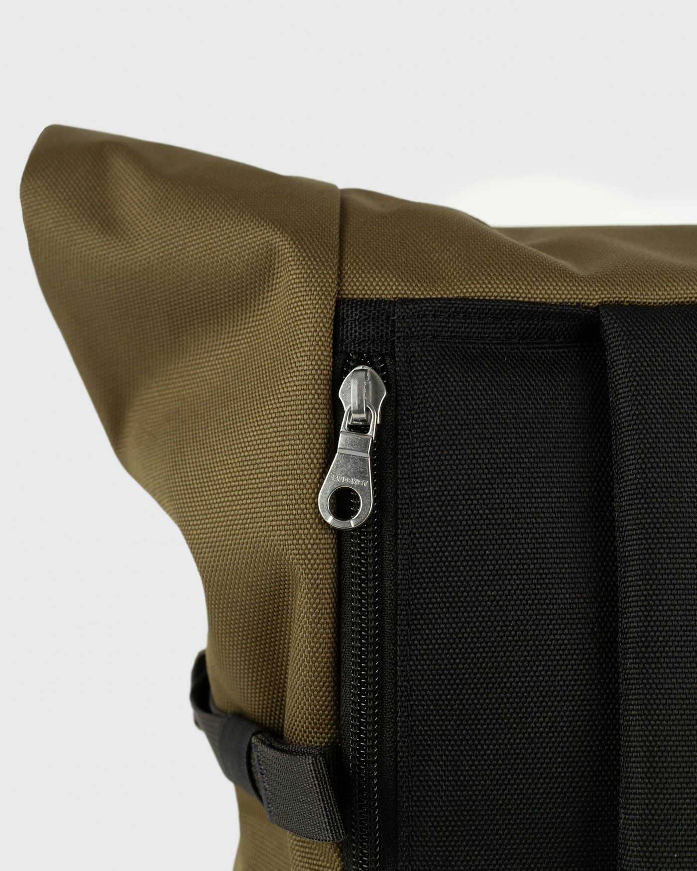 ICON Rolltop Backpack 16" est en couleur olive (7 de 8)