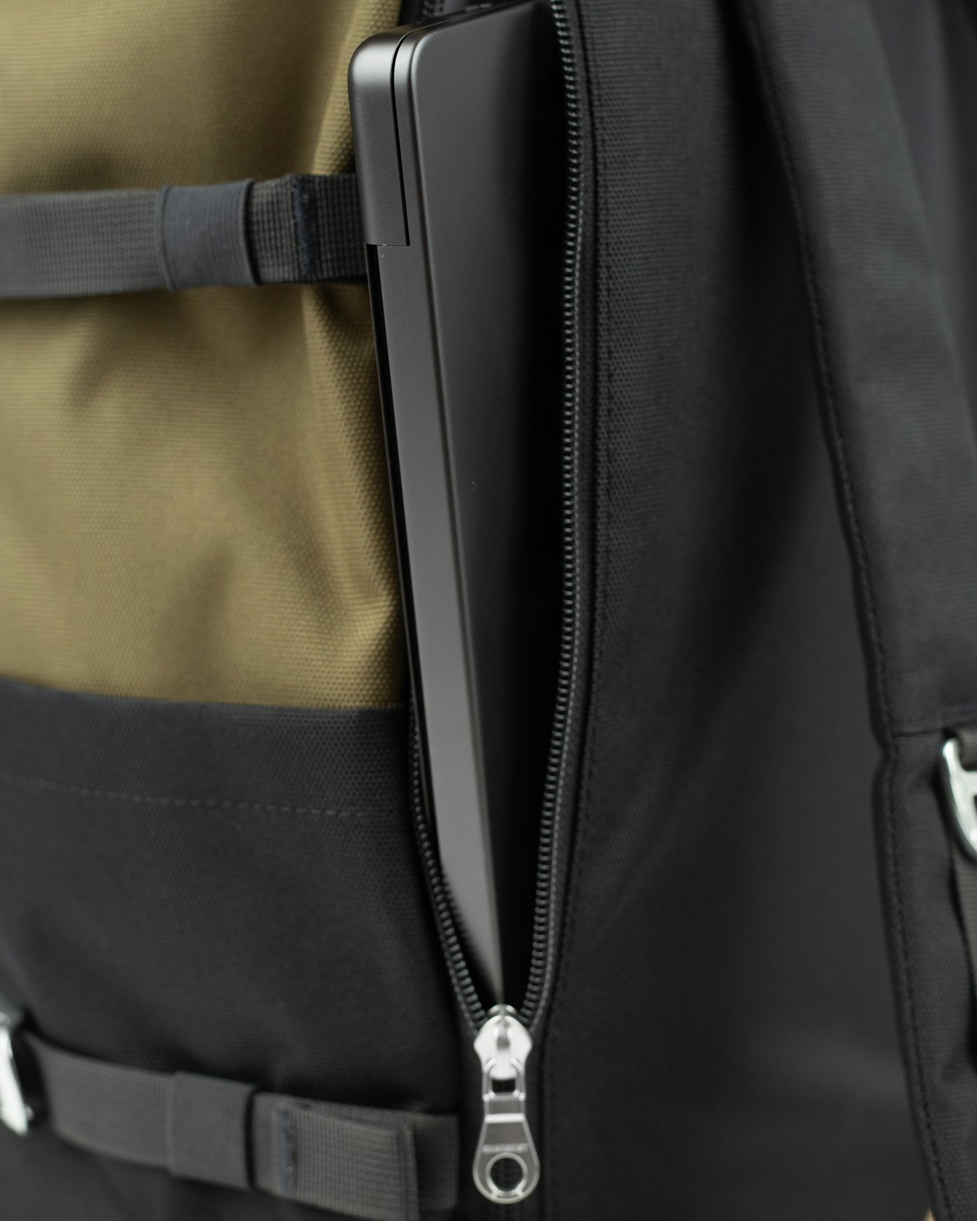 ICON Rolltop Backpack 16" est en couleur olive (6 de 8)