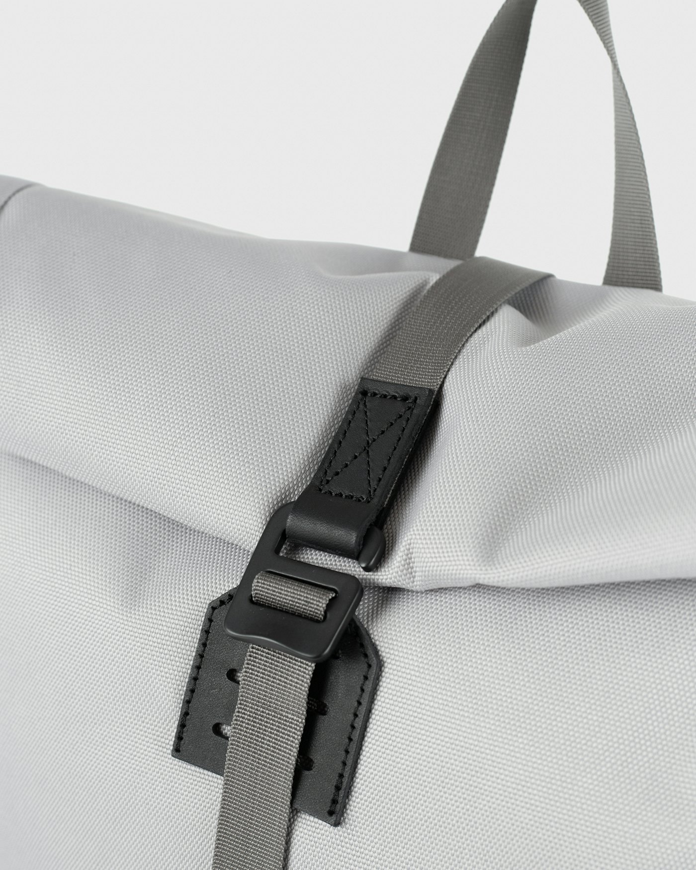 ICON Rolltop Backpack 16" est en couleur gris clair (3 de 6)