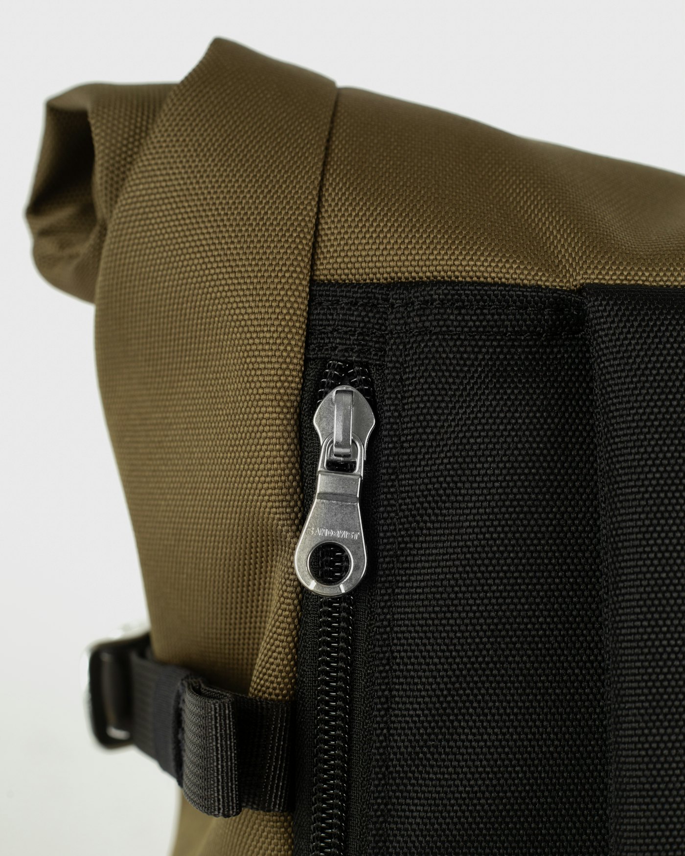 ICON Rolltop Backpack 14" est en couleur olive (6 de 9)