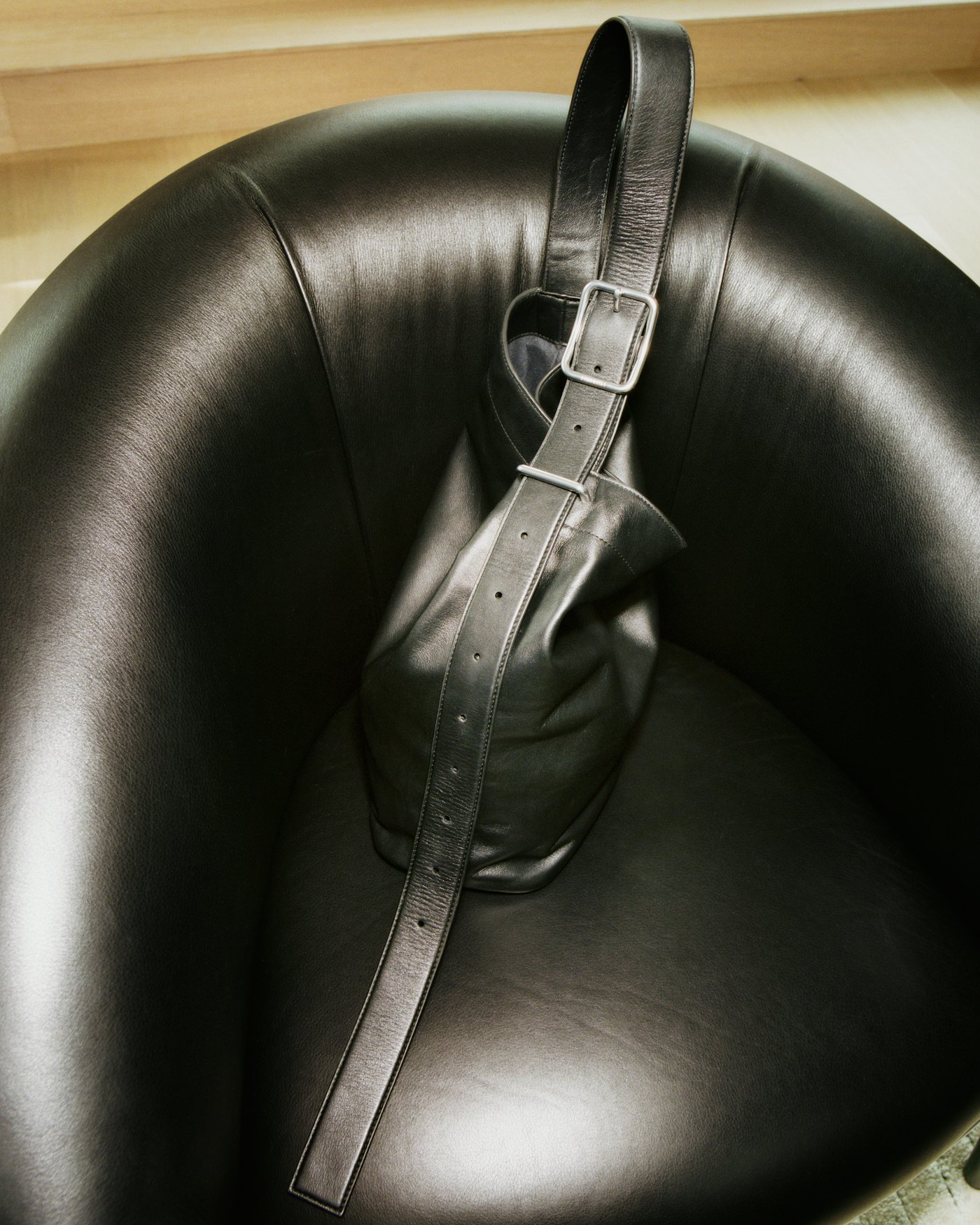 LEATHER Shopper Bag ist farbig schwarz (6 oder 6)