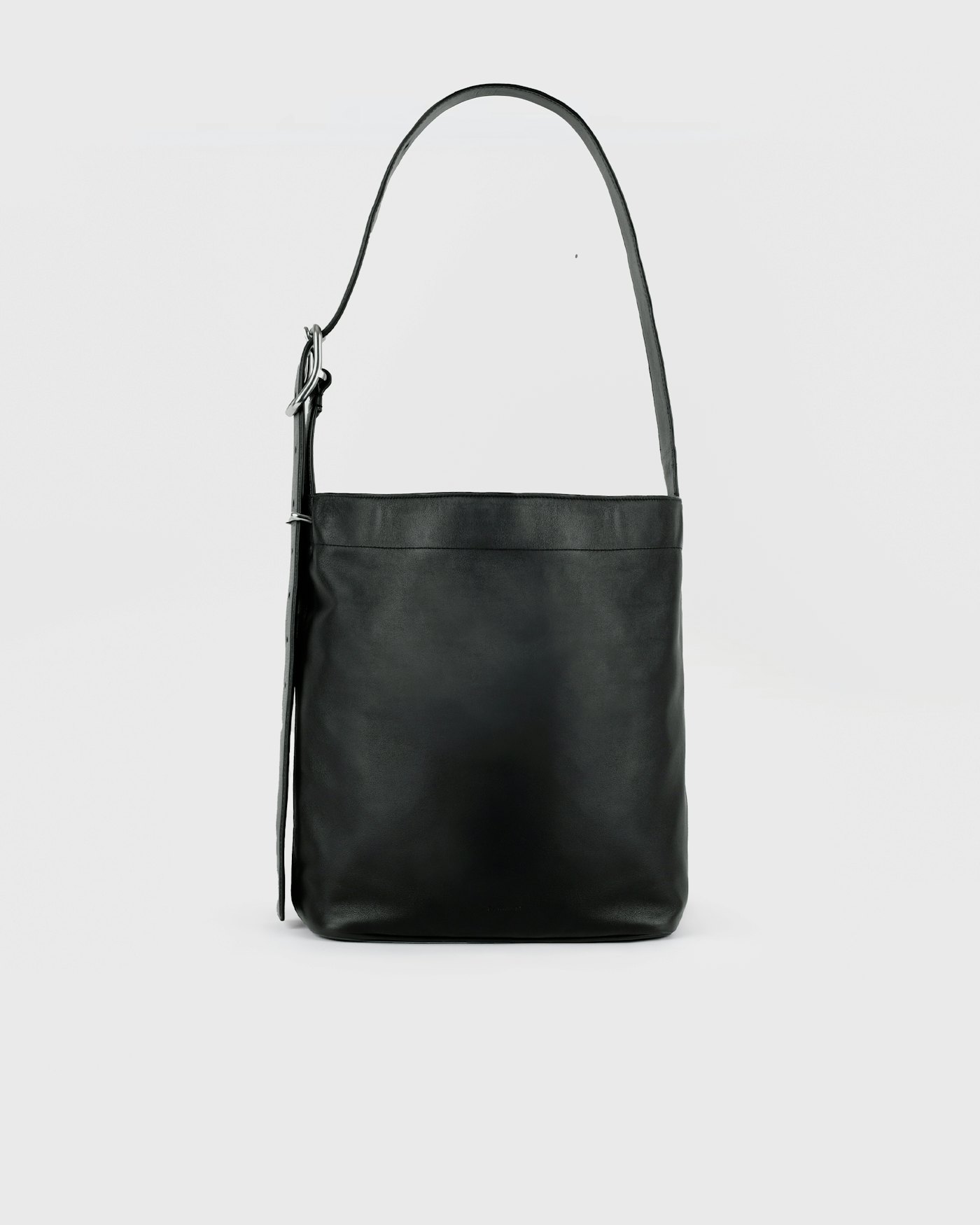 LEATHER Shopper Bag is in color black (3 of 14)