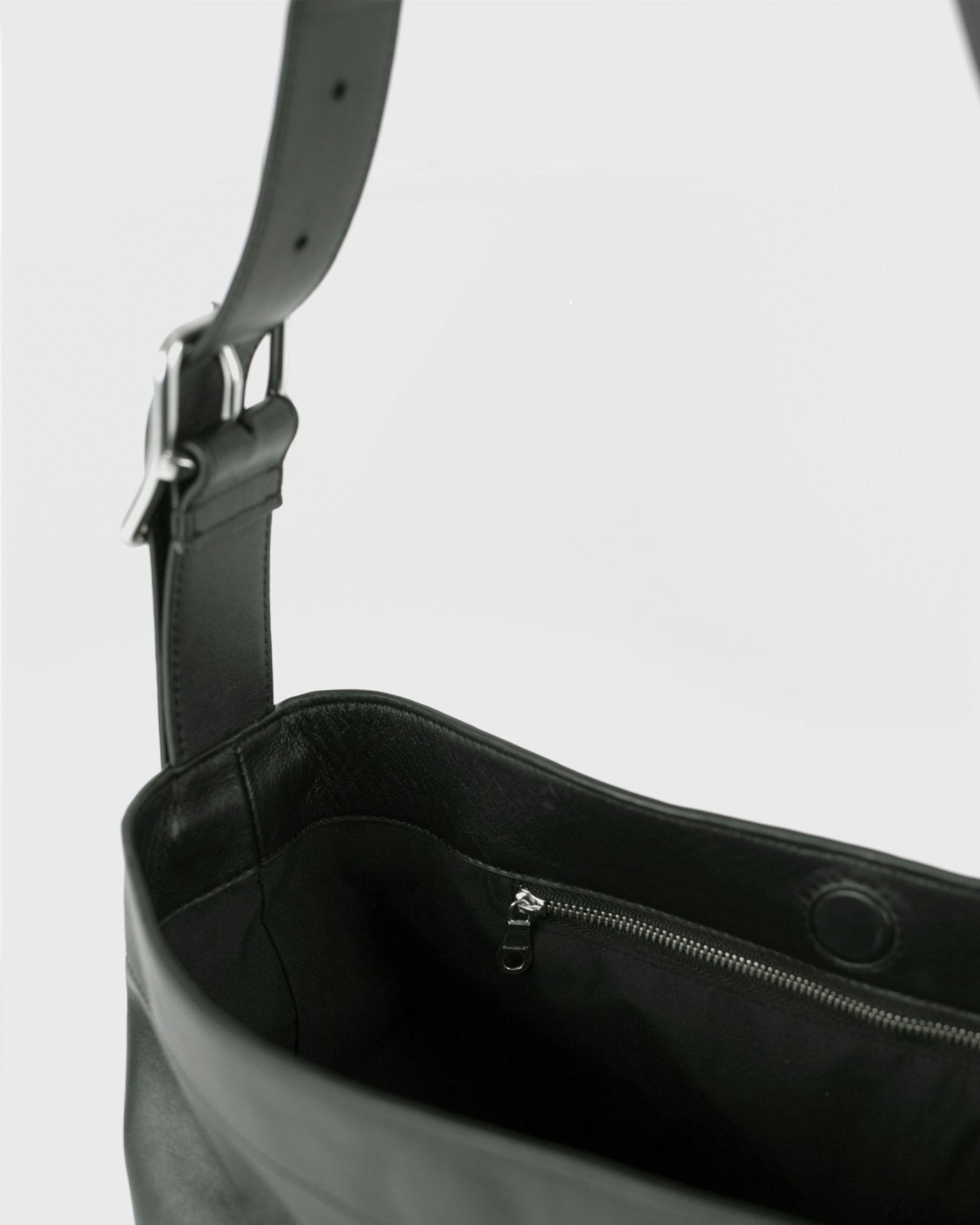 LEATHER Shopper Bag est en couleur noir (5 de 9)