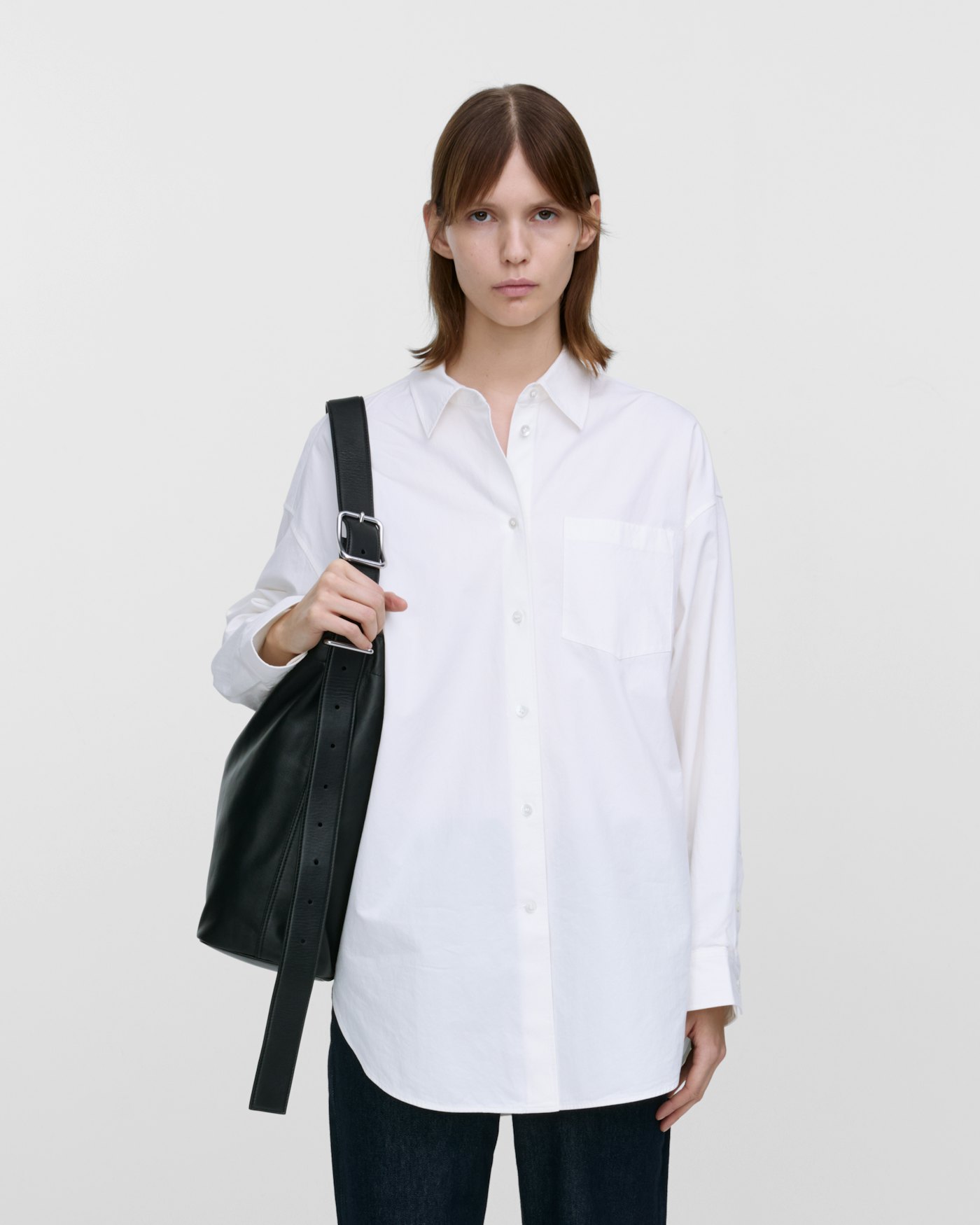 LEATHER Shopper Bag is in color black (11 of 14)