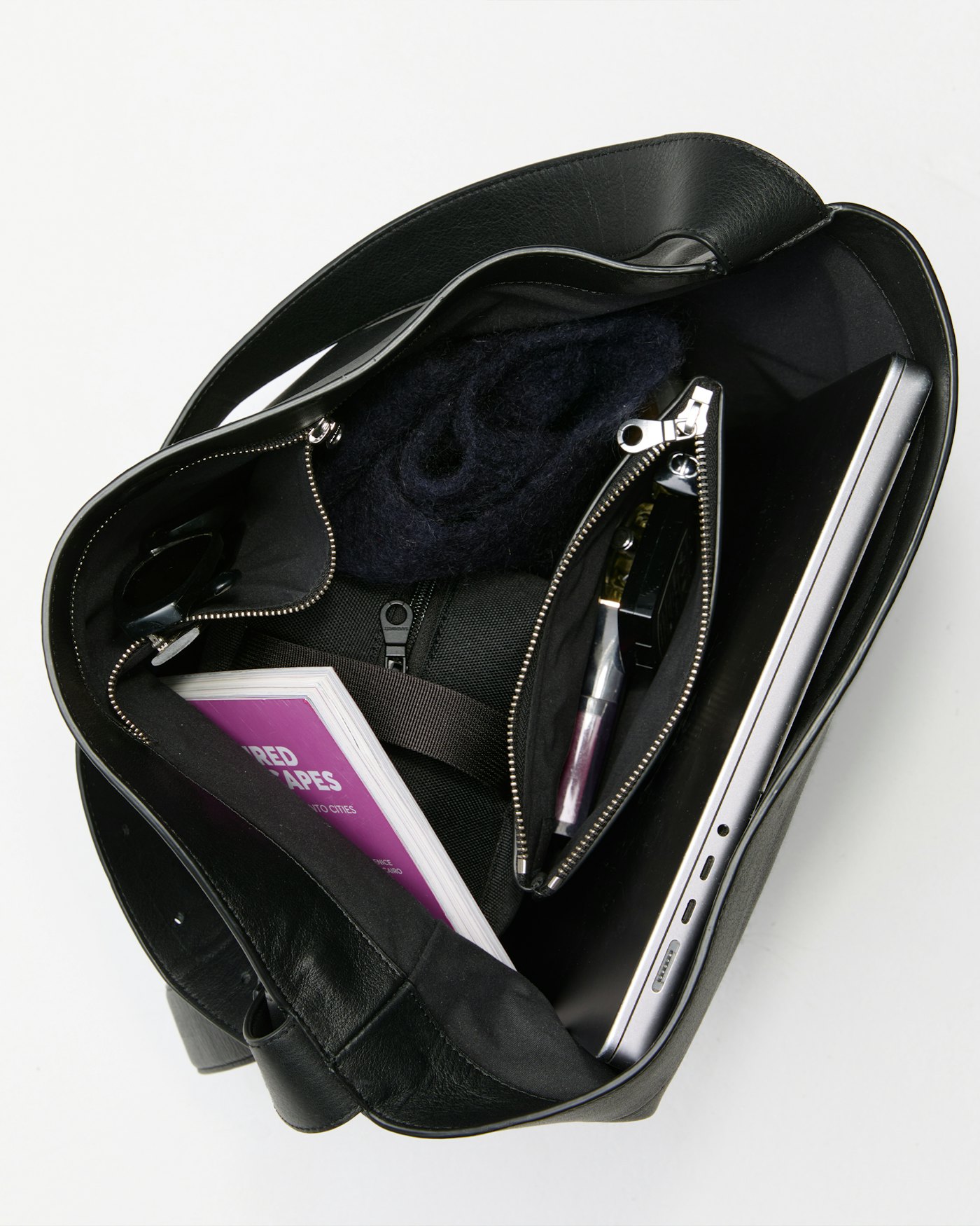 LEATHER Shopper Bag est en couleur noir (8 de 9)