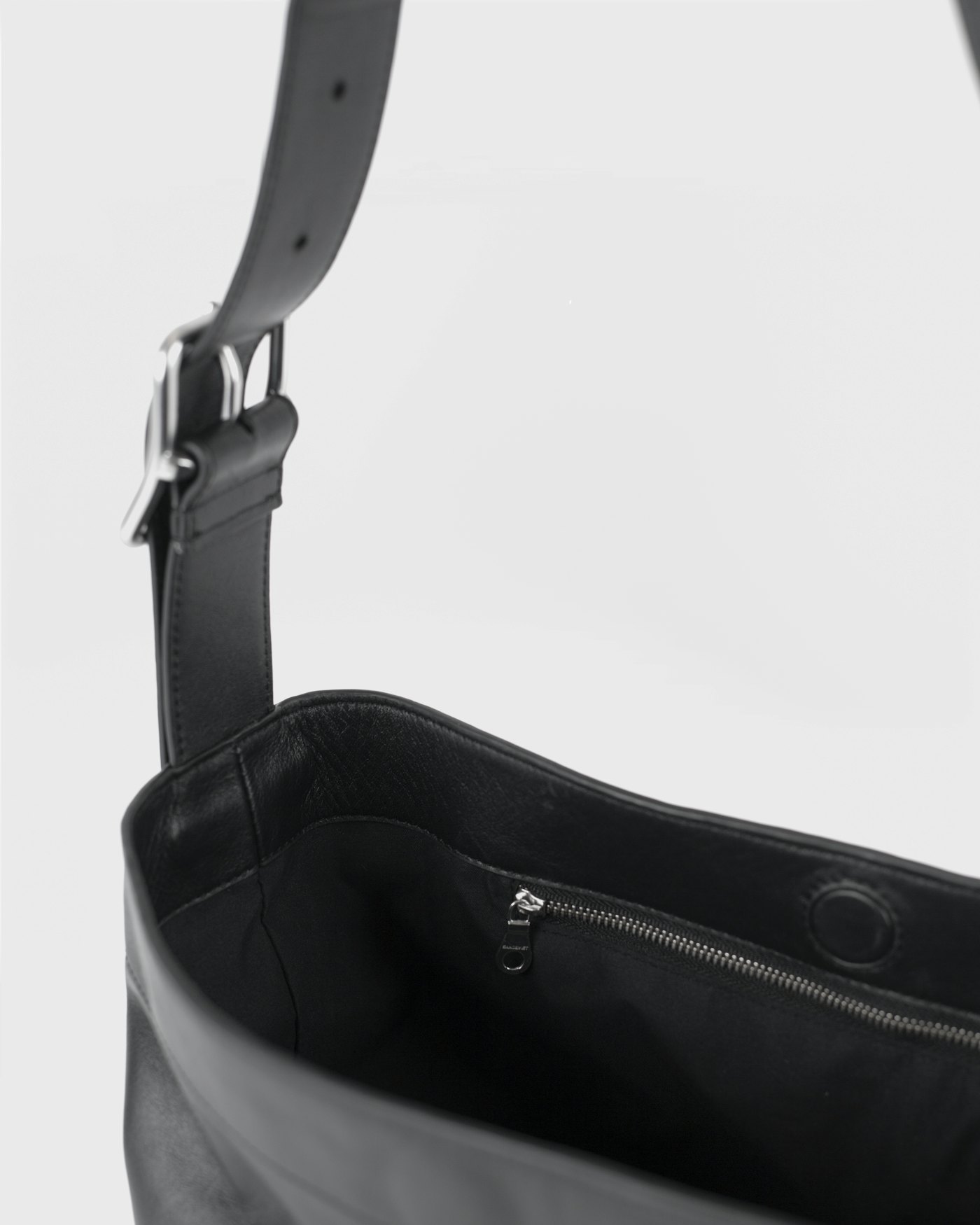 LEATHER Shopper Bag ist farbig schwarz (5 oder 6)