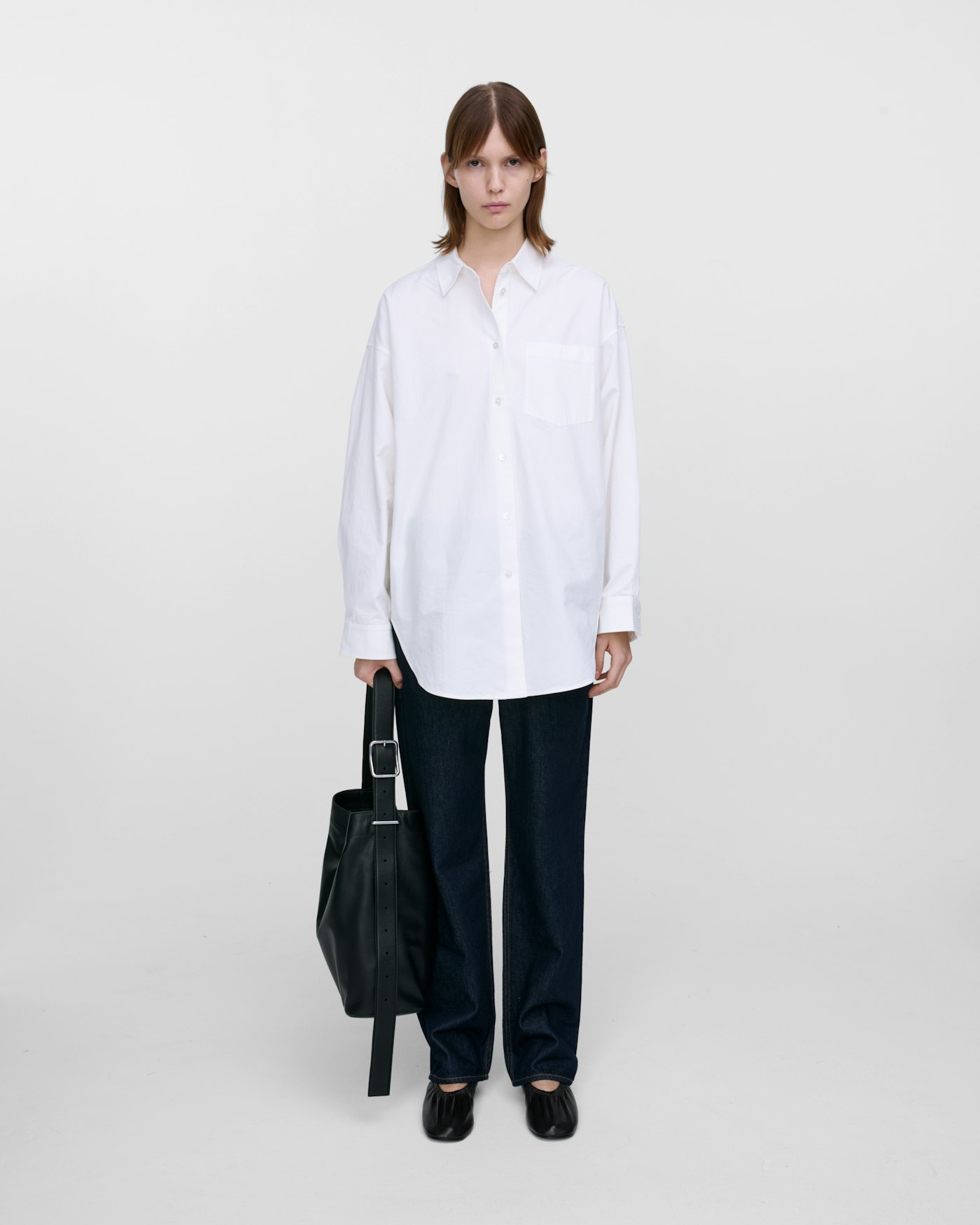 LEATHER Shopper Bag is in color black (14 of 14)