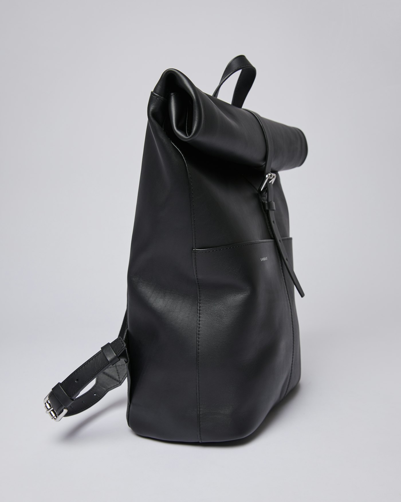 Antonia är i färgen svart (3 av 8)