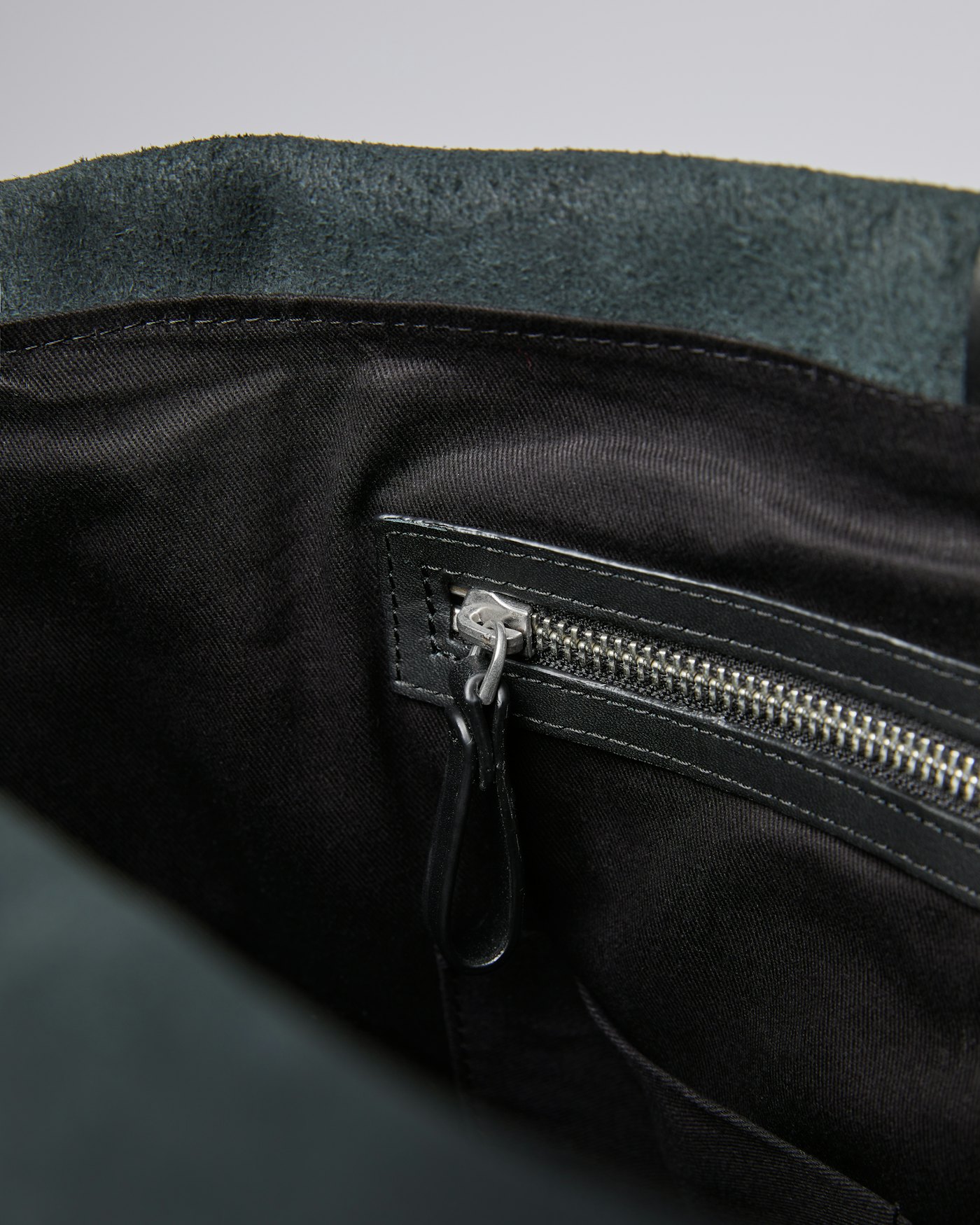 Antonia är i färgen svart (6 av 8)