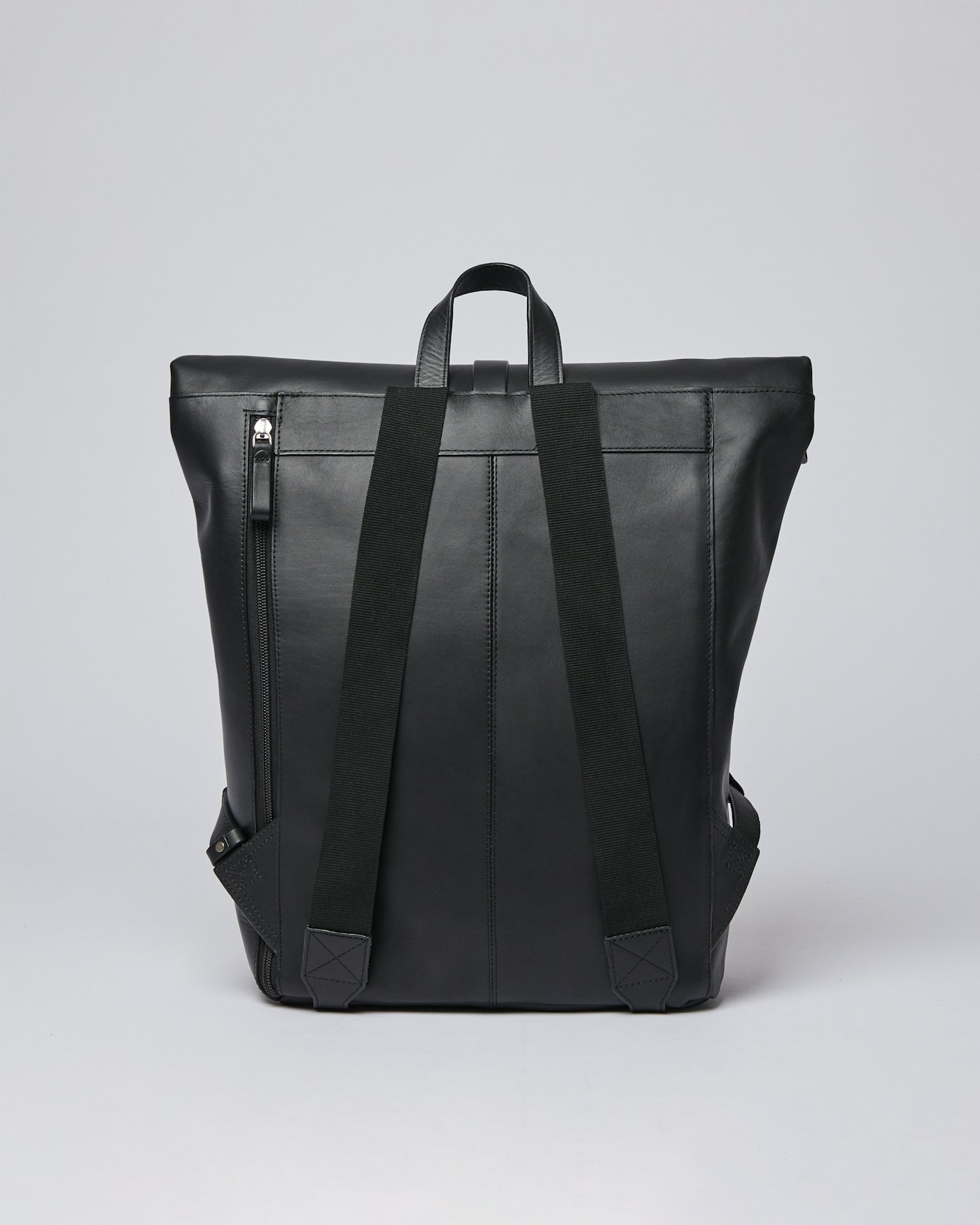 Antonia är i färgen svart (2 av 8)